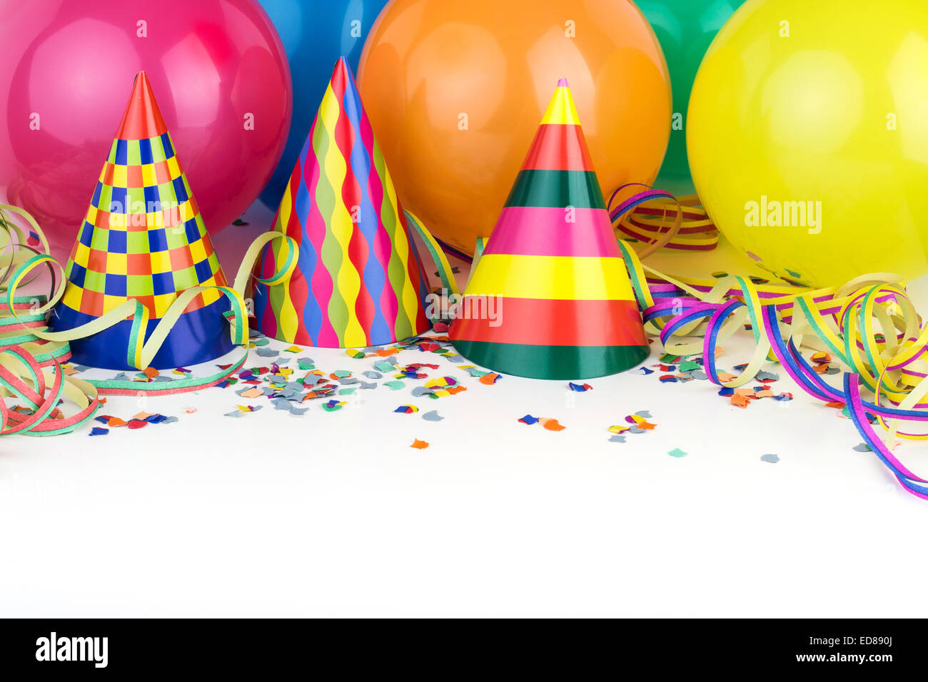Luftballons, Luftschlangen, Konfetti und Party Hüte Stockfoto
