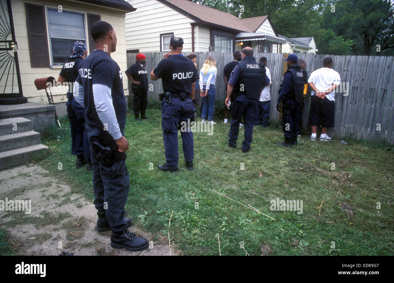 Detroit Polizei Drogen verhaften mutmaßliche Drogendealer und Benutzer während einer Razzia in Detroit, Michigan, USA Stockfoto