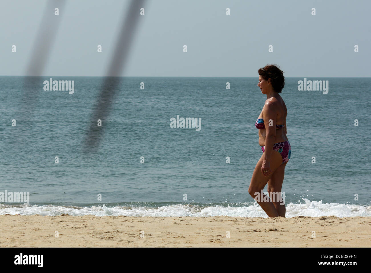 Eine Frau Tourist am Utorda Strand in Goa, Indien Stockfoto