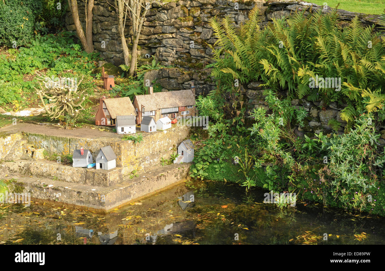 Miniatur Häuser an einem Teich Snowshill Manor, in der Nähe der traditionellen Cotswold Dorf von Broadway, Gloucestershire, England, UK Stockfoto