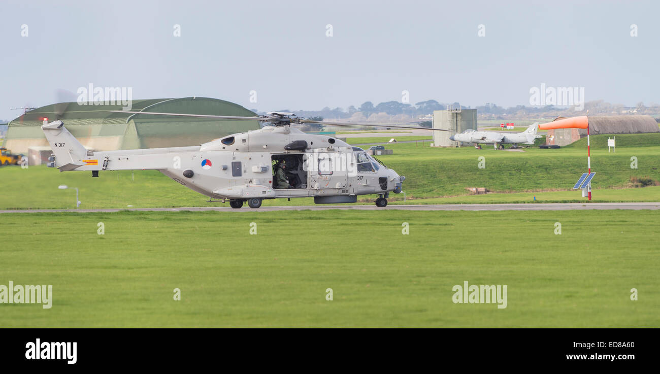 Königlichen niederländischen Marine Hubschrauber NH90 während Besuch RNAS Culdrose Stockfoto