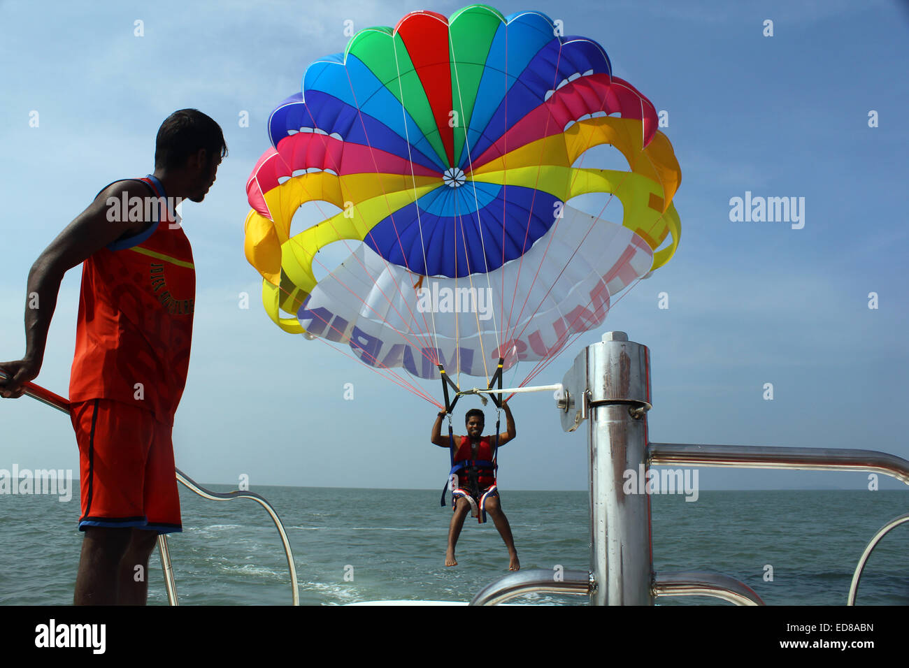 Strand Parasailing in Utorda, Go, Indien Stockfoto