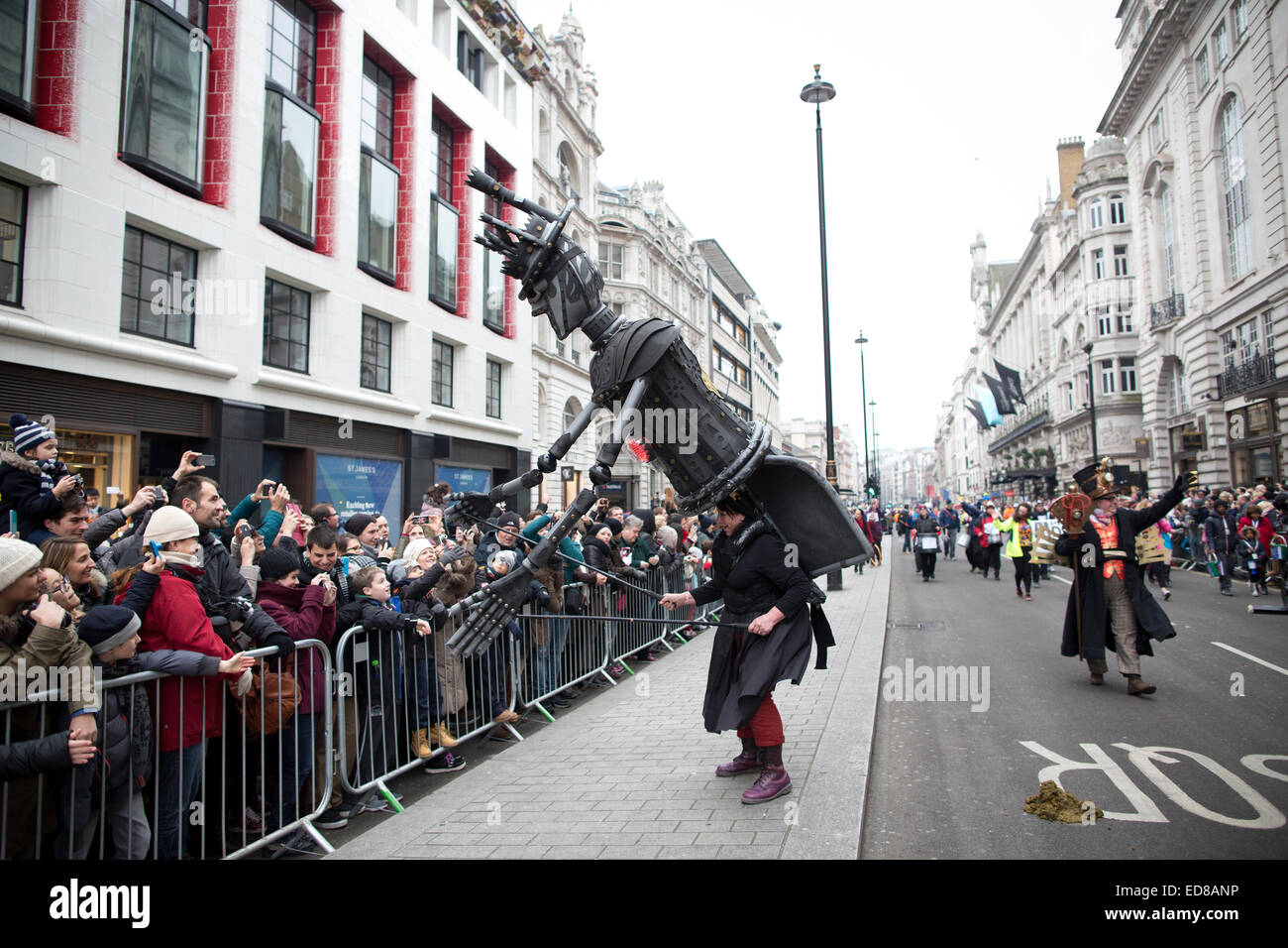 London, UK. 1. Januar 2015. Londoner New Year es Day Parade 2015, London, England, UK Performer "Unter Ihrer eigenen Steam" aus in der London Borough of Enfield teilzunehmen ist Neujahr Parade 2015 mit der Transport-Thema "London unterwegs" mit marching Bands, Tänzer und eine Vielzahl von Fahrzeugen in allen Formen und Größen. Bildnachweis: Jeff Gilbert/Alamy Live-Nachrichten Stockfoto