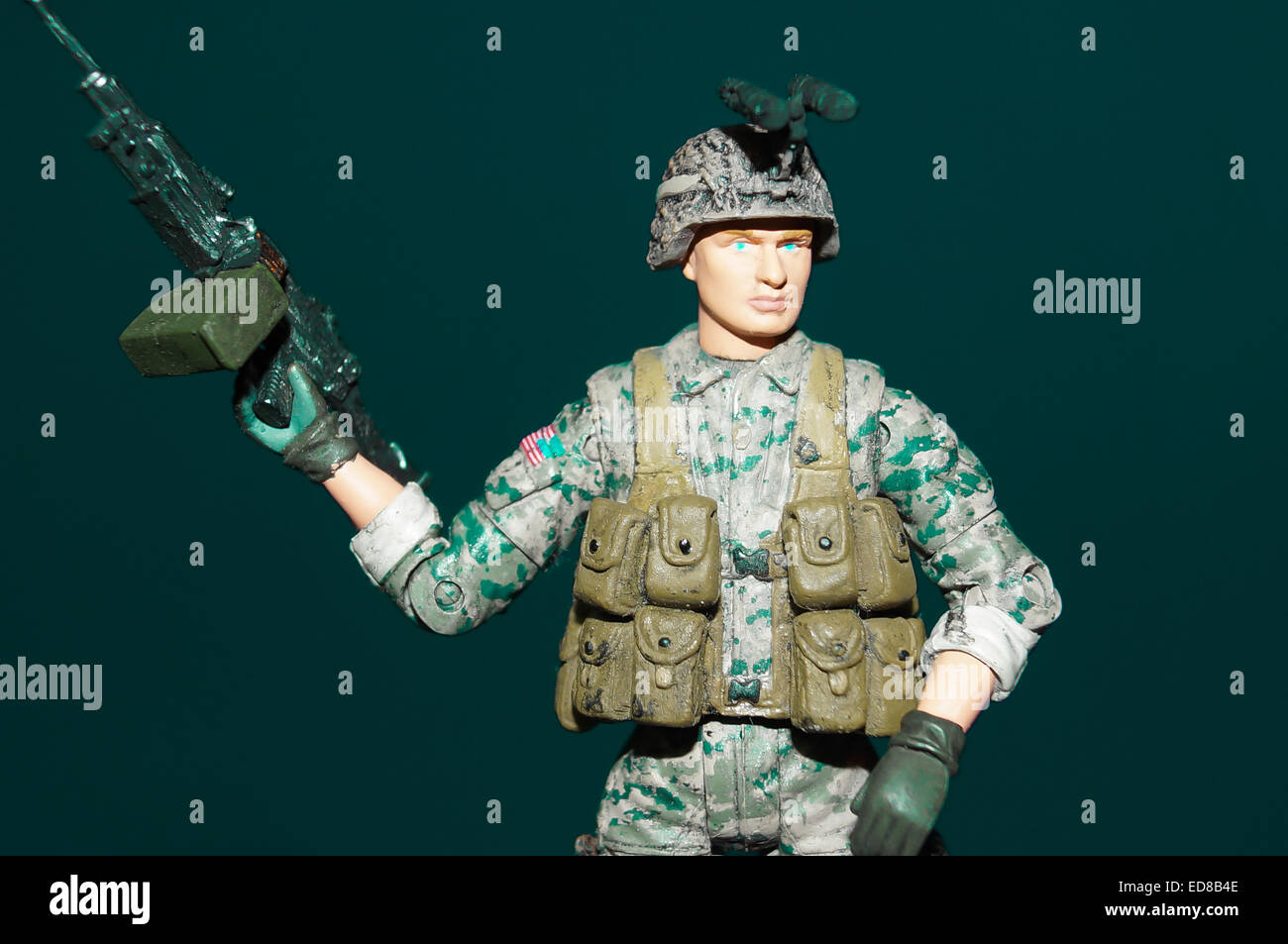 Kunststoff-Spielzeug-Soldat schwingt eine Waffe Stockfoto