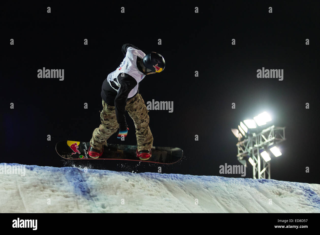 ISTANBUL, Türkei - 20. Dezember 2014: Seppe Smits Sprung in der FIS Snowboard World Cup Big Air. Dies ist die erste Big Air Event für beide, Stockfoto