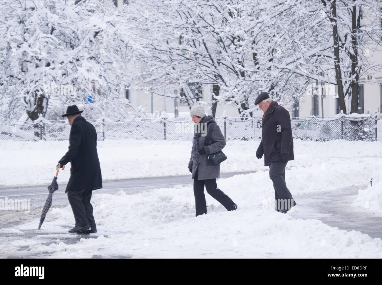 iThree Menschen Crosssin Schnee bedeckt Straße Stockfoto
