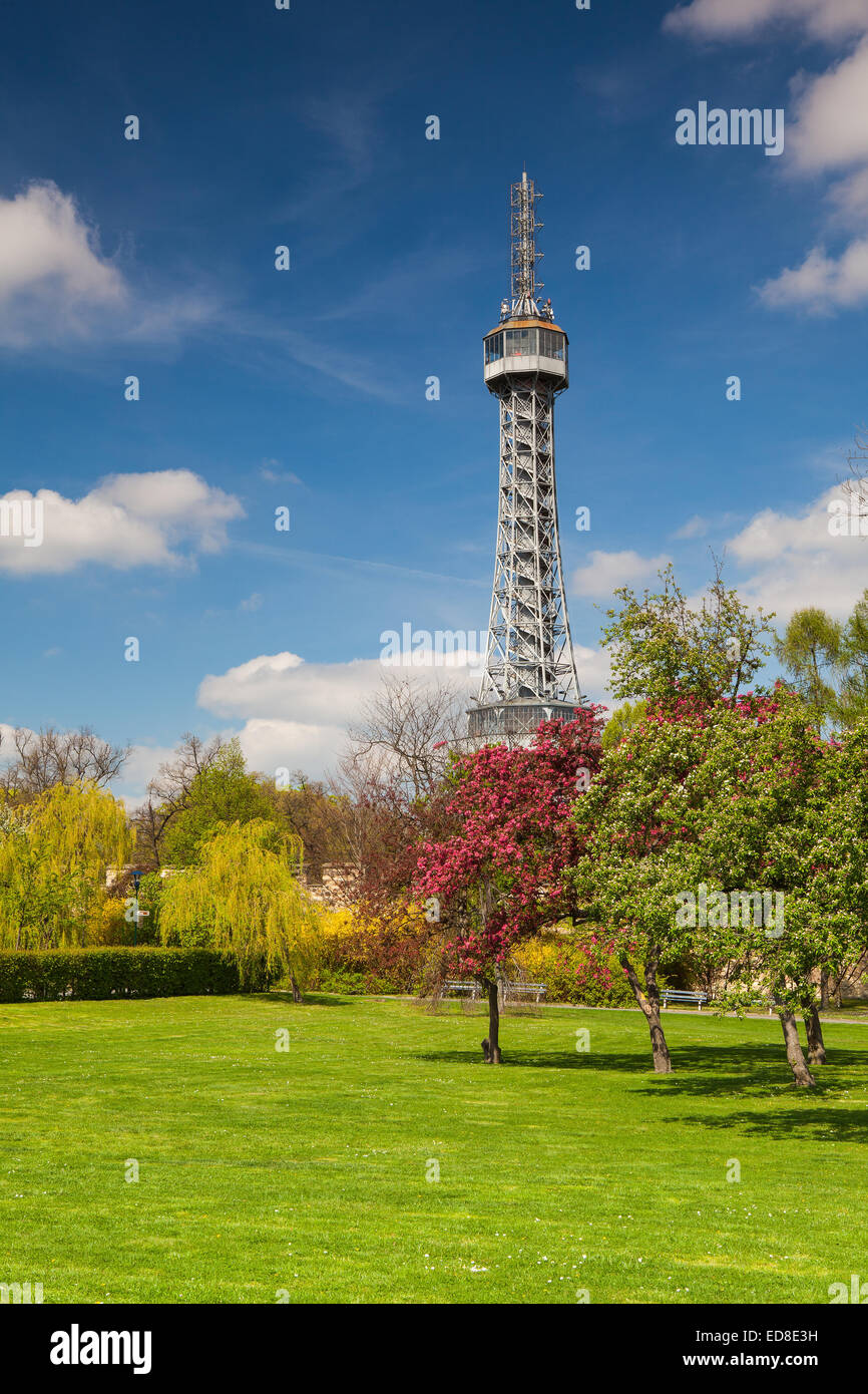 Aussichtsturm auf dem Petrin-Hügel in blühenden Frühlingspark Stockfoto