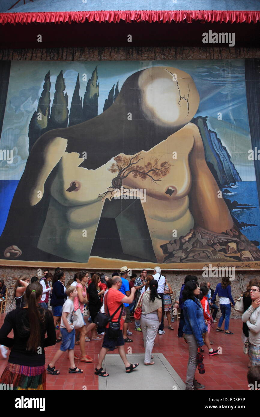 Die Besucher sind Fuß von der großen Spitze zur unteren Collage inside The Dalí Theatre-Museum, Figueres, Spanien, 20. August 2014 Stockfoto