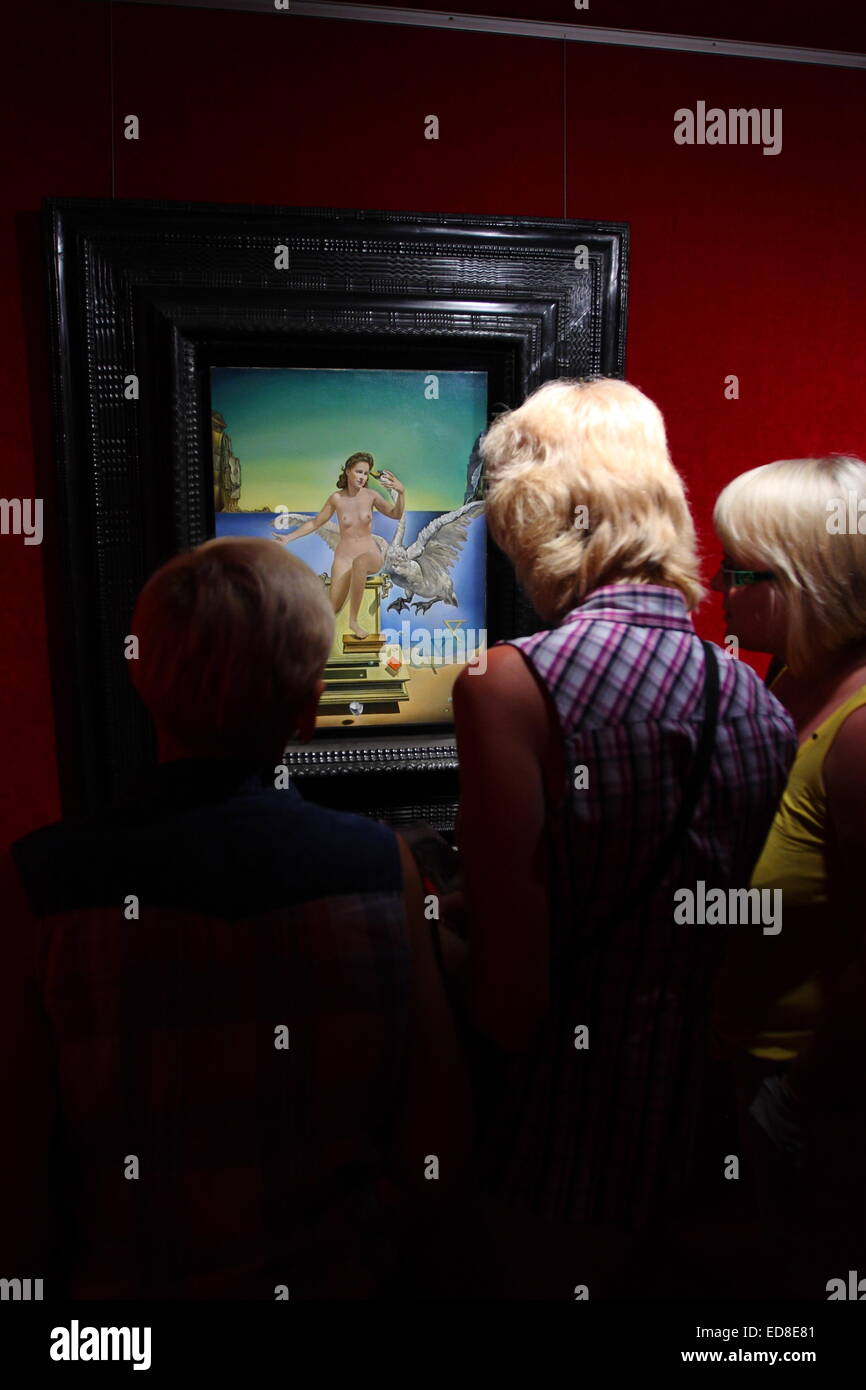 Besucher betrachten die Leda Atomica Gemälde von Salvador Dalí im Dalí Theatre-Museum in Figueres, Spanien, 20. August 2014 Stockfoto