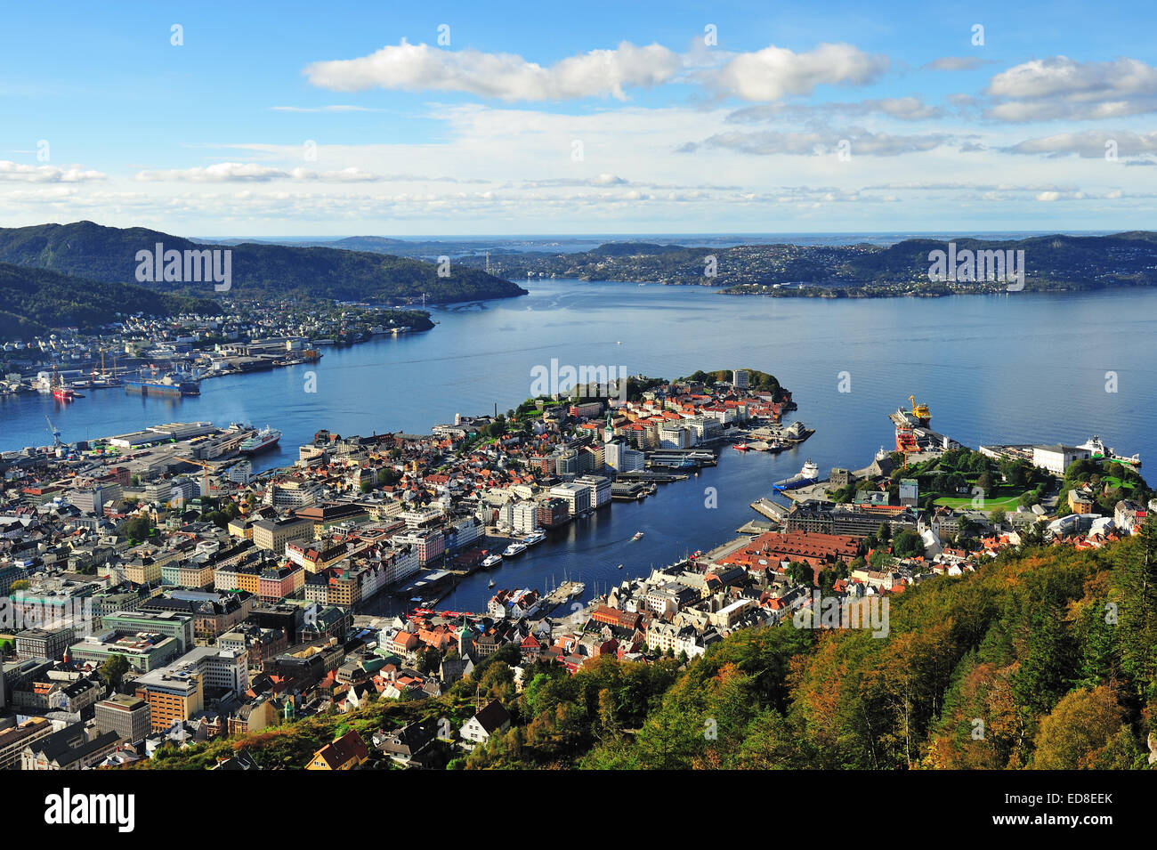 Blick auf Bergen von Berg Floyen, Norwegen. Mt. Floyen ist eine berühmte Sehenswürdigkeit in Bergen. Hier können man mit der Standseilbahn hinauf. Stockfoto