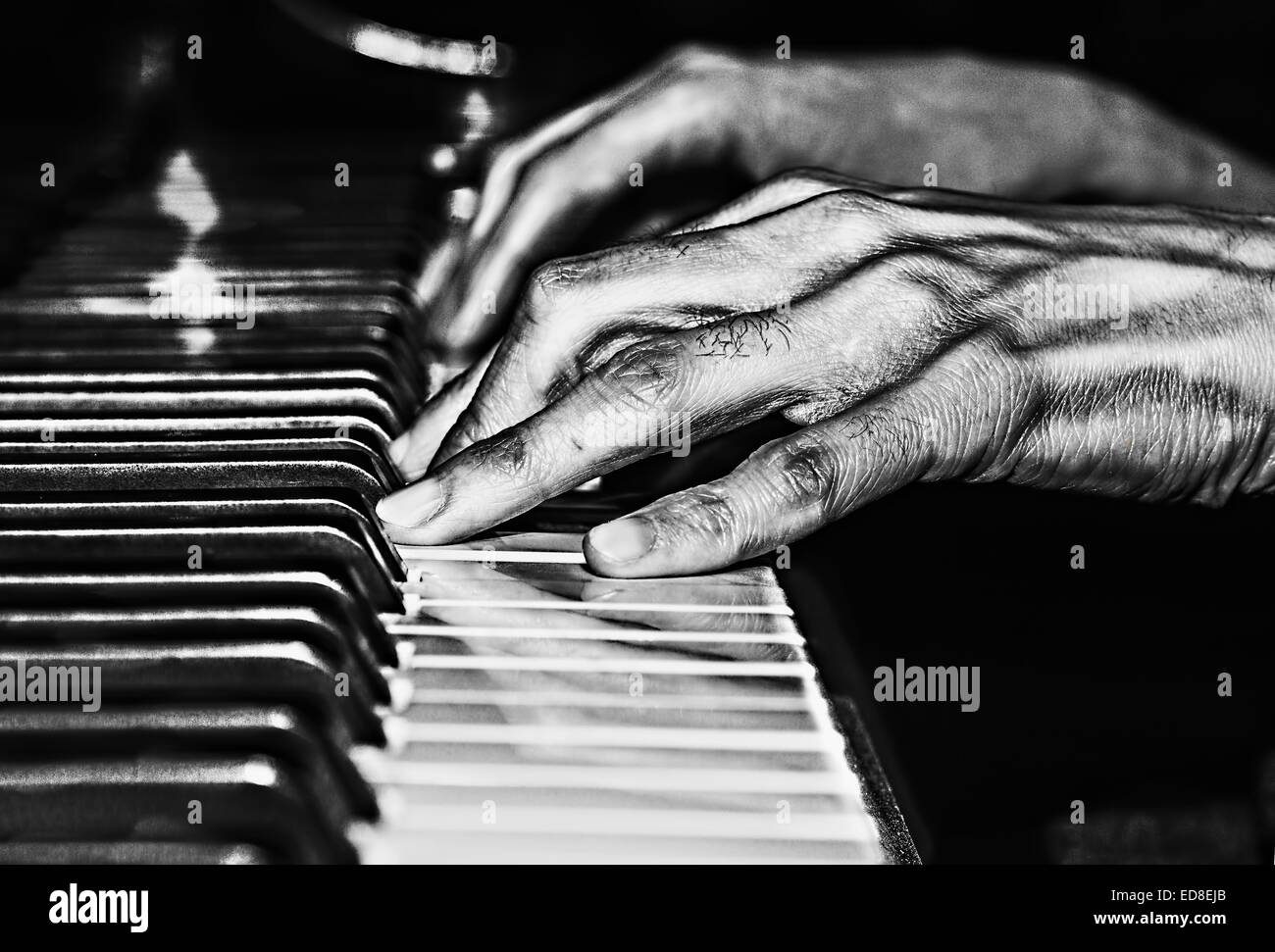Schwarz / weiß Bild Klavier Hände, Stockfoto
