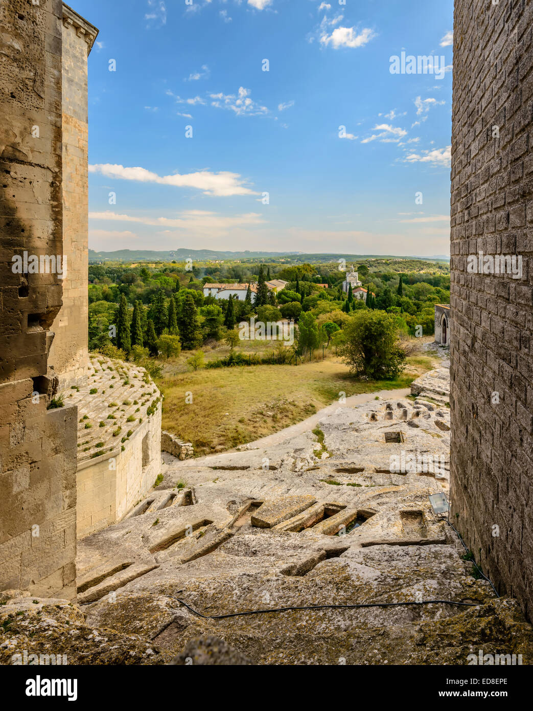 Ruinen der Benediktinerabtei Montmajour in der Nähe von Arles, Provence, Südfrankreich Stockfoto