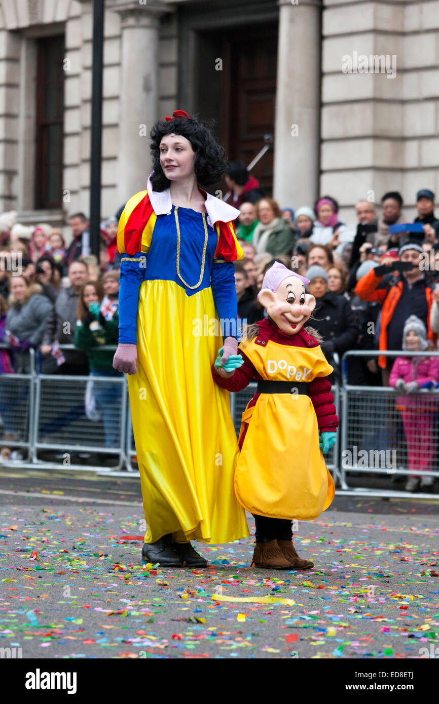 Darsteller aus der London Borough of Sutton vorhanden "Heigh-Ho Heigh-Ho, es ist aus, wir gehen" als Schneewittchen und die sieben Zwerge auf Whitehall in London Silvester Day Parade am 1. Januar 2015Imageplotter Travel Photography/Alamy Live News Stockfoto