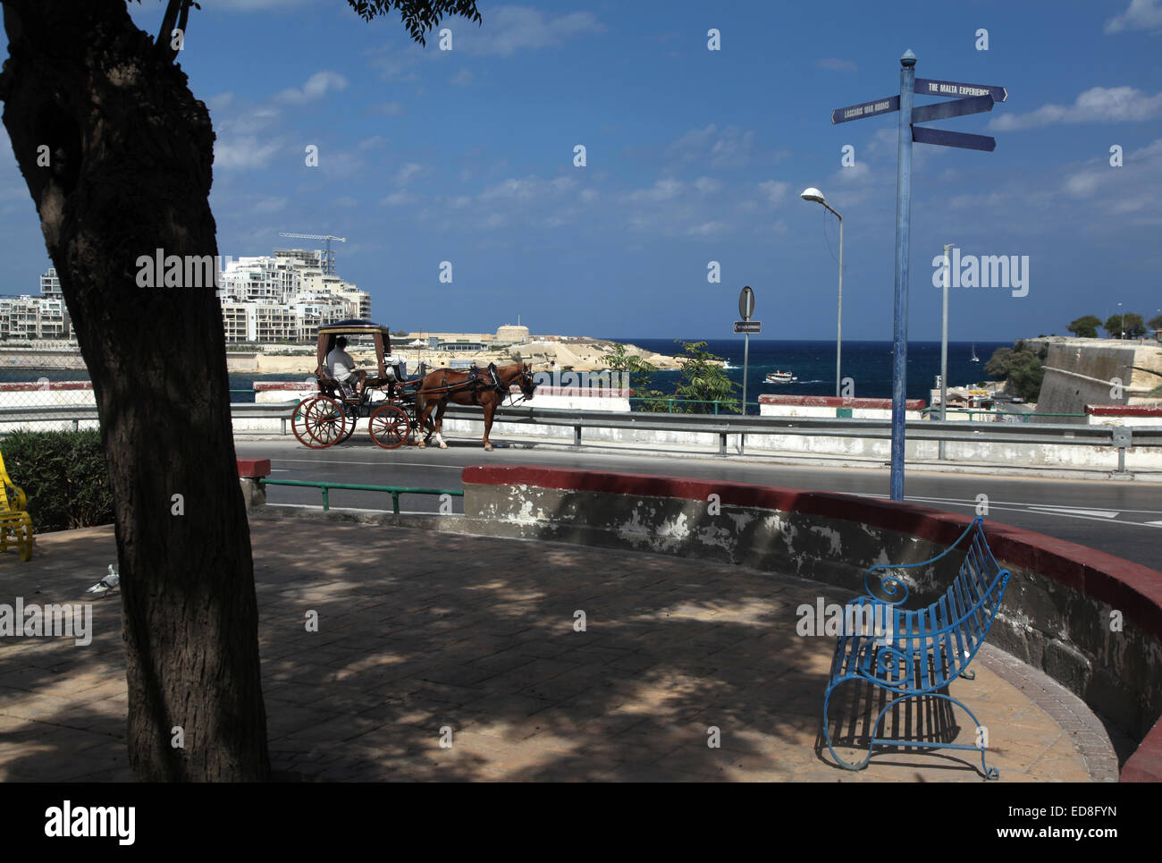 Ein Karozzin wartet darauf, dass Tarife von Touristen in Valletta mit Blick auf Sliema und Fort Tigne Stockfoto