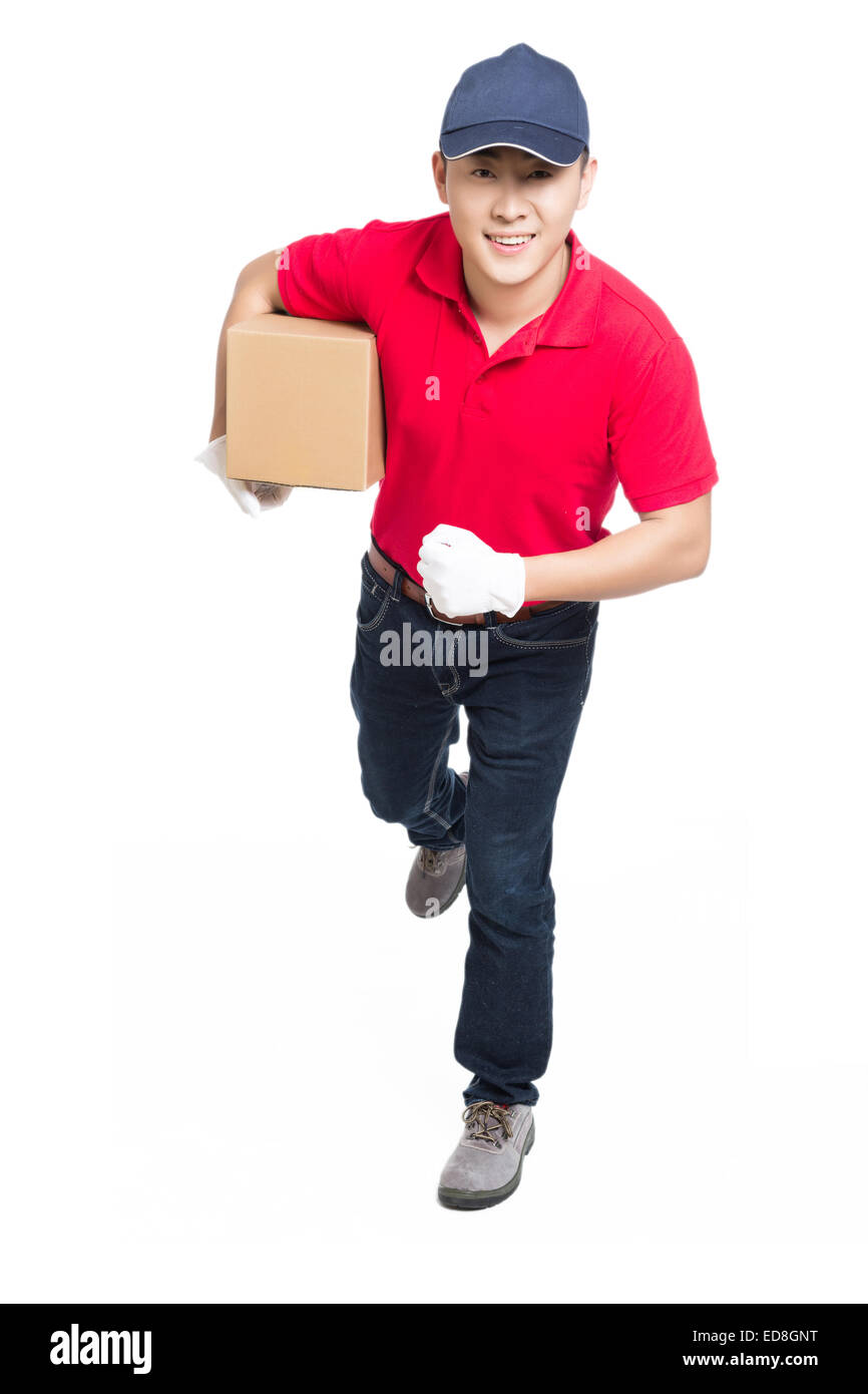 Lieferung Mann tragenden Karton, weißen Hintergrund. Stockfoto