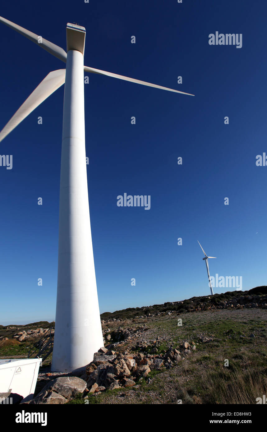 Ein Close up und persönliche Sicht der zwei Windmühlen auf einen Windpark in der Nähe von Plaka, nördlichen Kreta Stockfoto