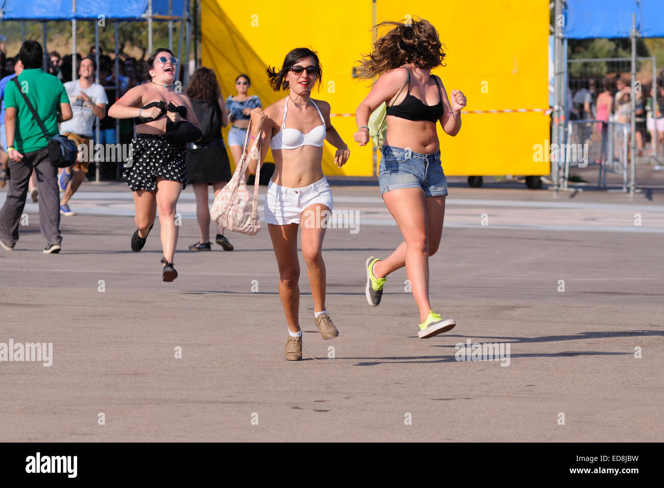 BENICASIM, Spanien - Juli 19: Menschen führen, um die erste Zeile nach dem Kauf ihrer Eintrittskarten beim FIB Festival zu fangen. Stockfoto