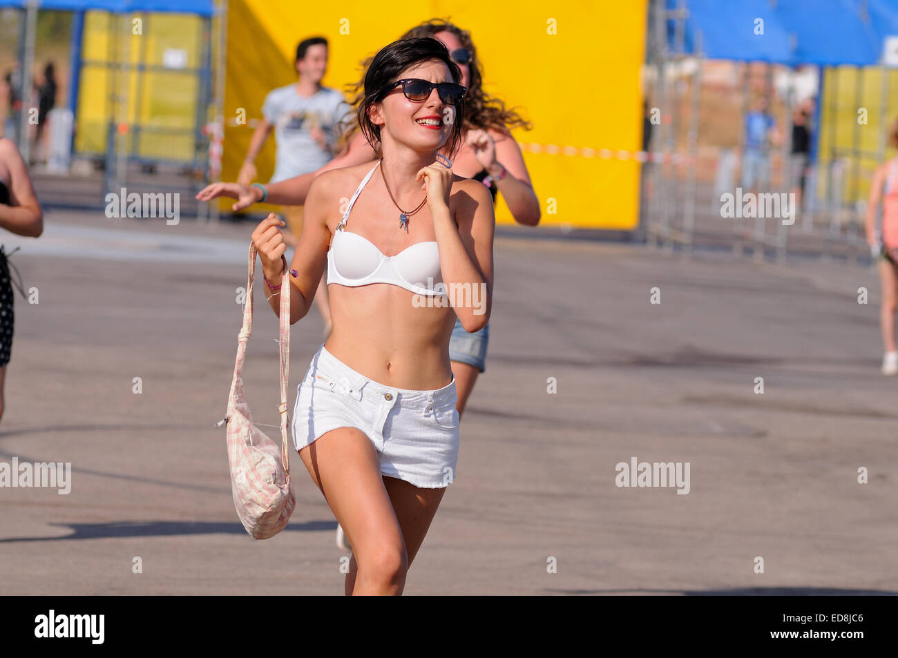 BENICASIM, Spanien - Juli 19: Menschen führen, um die erste Zeile nach dem Kauf ihrer Eintrittskarten beim FIB Festival zu fangen. Stockfoto