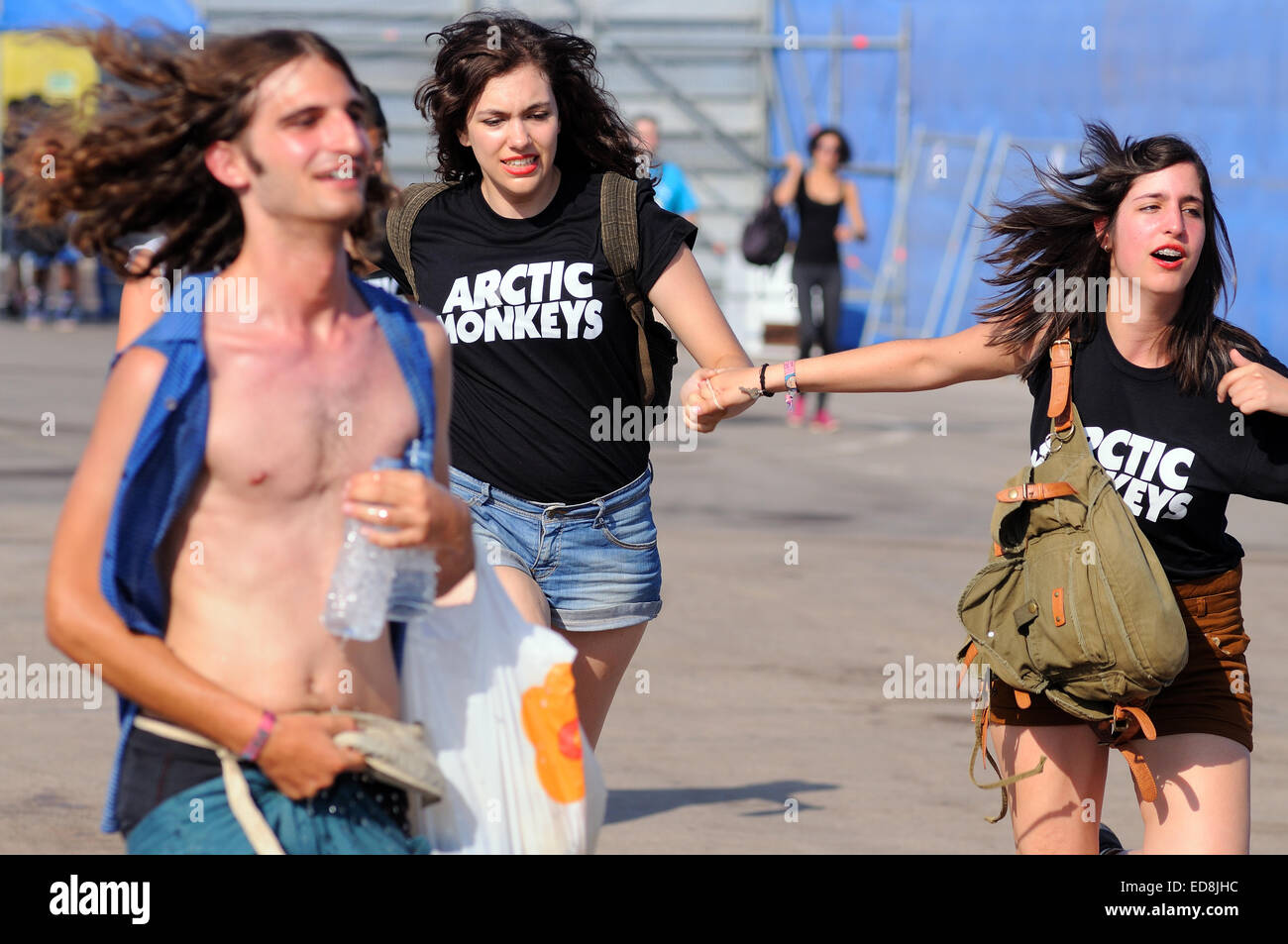 BENICASIM, Spanien - Juli 19: Menschen führen, um die erste Zeile nach dem Kauf ihrer Eintrittskarten beim FIB Festival zu fangen. Stockfoto