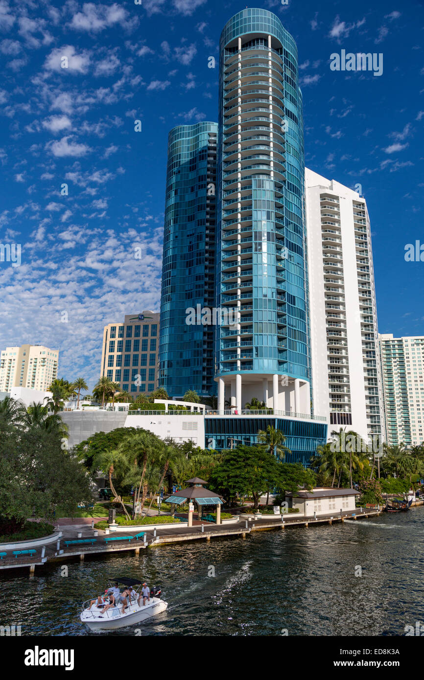 Ft. Lauderdale, Florida.  Freizeit Bootfahren auf dem New River.  Las Olas River Haus Eigentumswohnung im Hintergrund. Stockfoto
