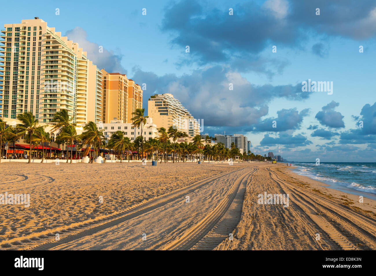 Ft. Lauderdale, Florida.  Sonnenaufgang am Strand entlang.  Bahnen sind vom frühen Morgen Strand sauberer. Stockfoto