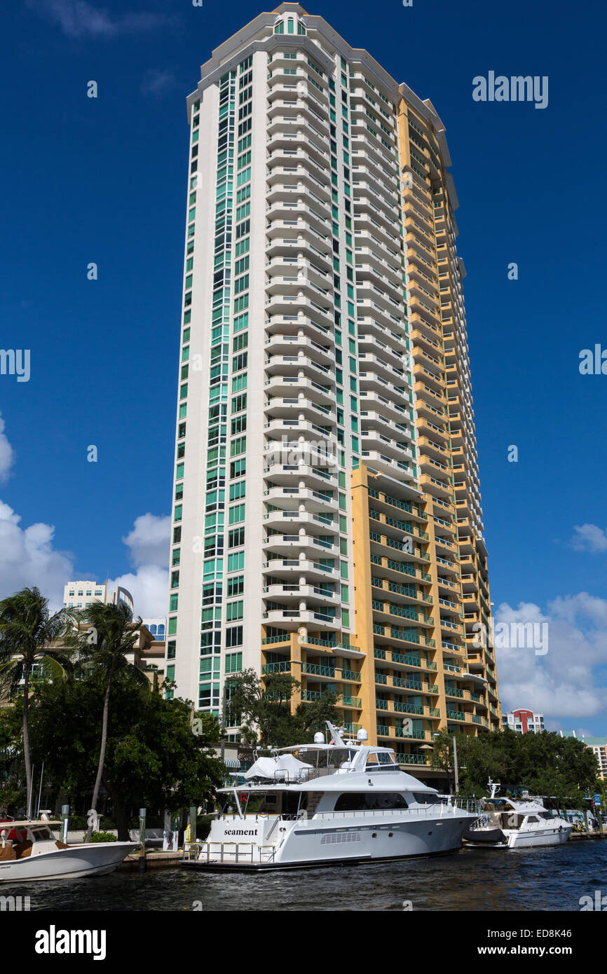 Ft. Lauderdale, Florida.  Sportboote am New River, durch High-Rise Wohnung geparkt. Stockfoto