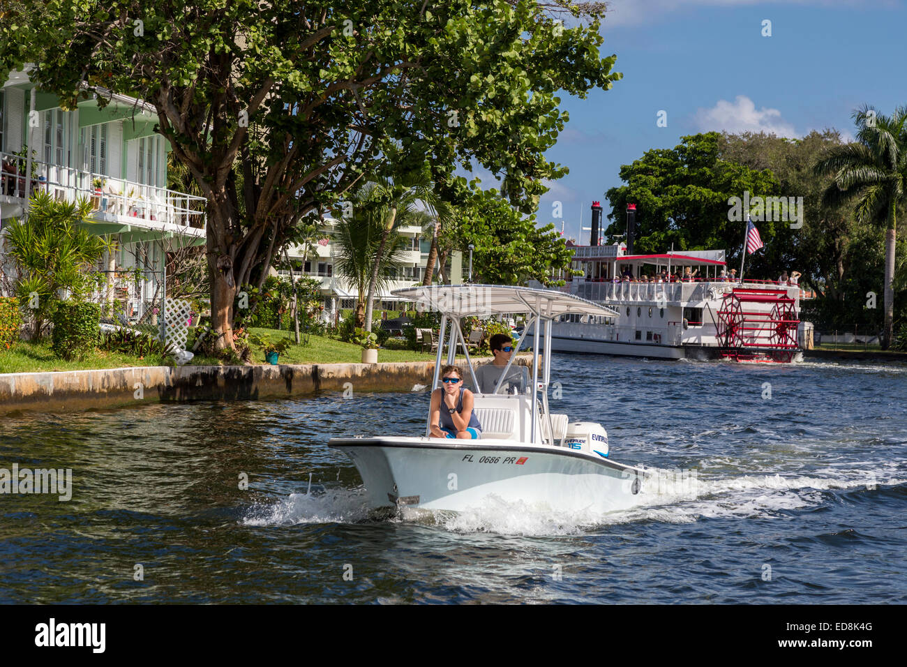 Ft. Lauderdale, Florida.  Sportschifffahrt am New River.  Carrie B Sightseeing Flügelrad im Hintergrund. Stockfoto