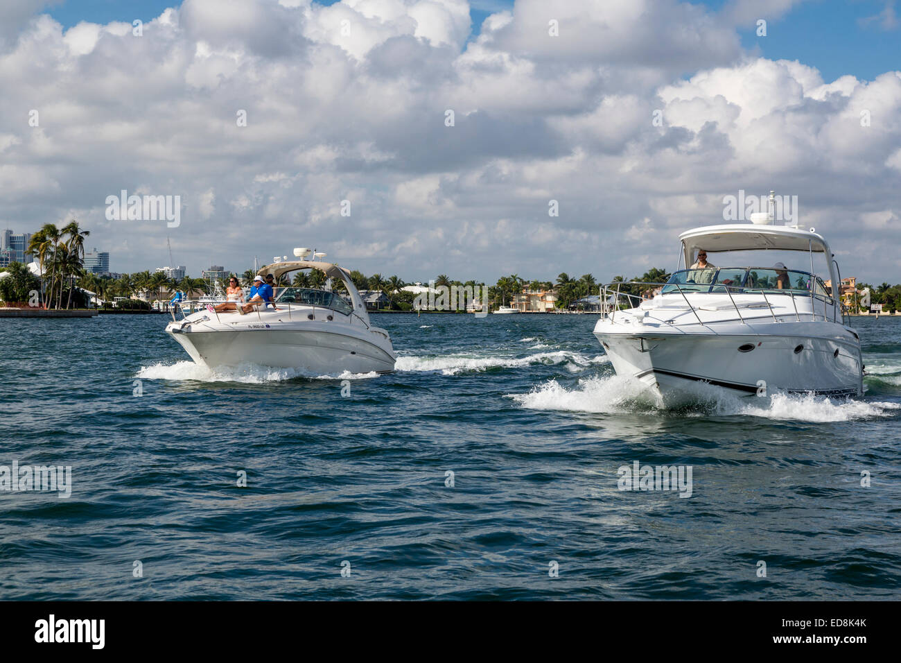 Ft. Lauderdale, Florida.  Vergnügen Sie Sonntag Nachmittag Boote auf den Intracoastal Waterway. Stockfoto