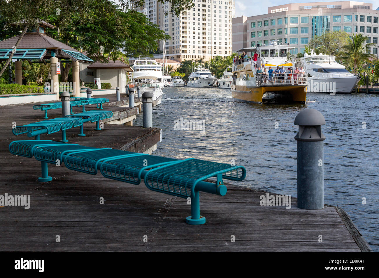 Ft. Lauderdale, Florida.  Doppeldecker Wasser Taxi übergeben H. Wayne Huizenga Plaza, ehemals Bubier Park. Stockfoto