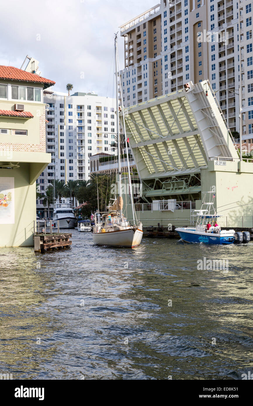 Ft. Lauderdale, Florida.  Segelboot am New River Unterquerung SE 3rd. Avenue Zugbrücke. Stockfoto