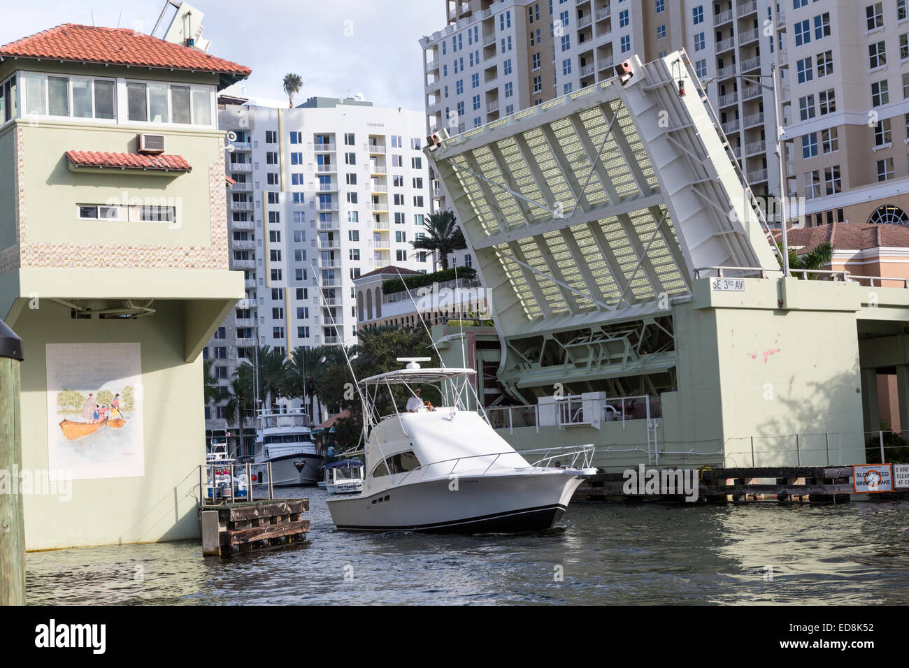 Ft. Lauderdale, Florida.  Unterquerung der SE Boot Vergnügen 3rd. Avenue Zugbrücke am New River. Stockfoto