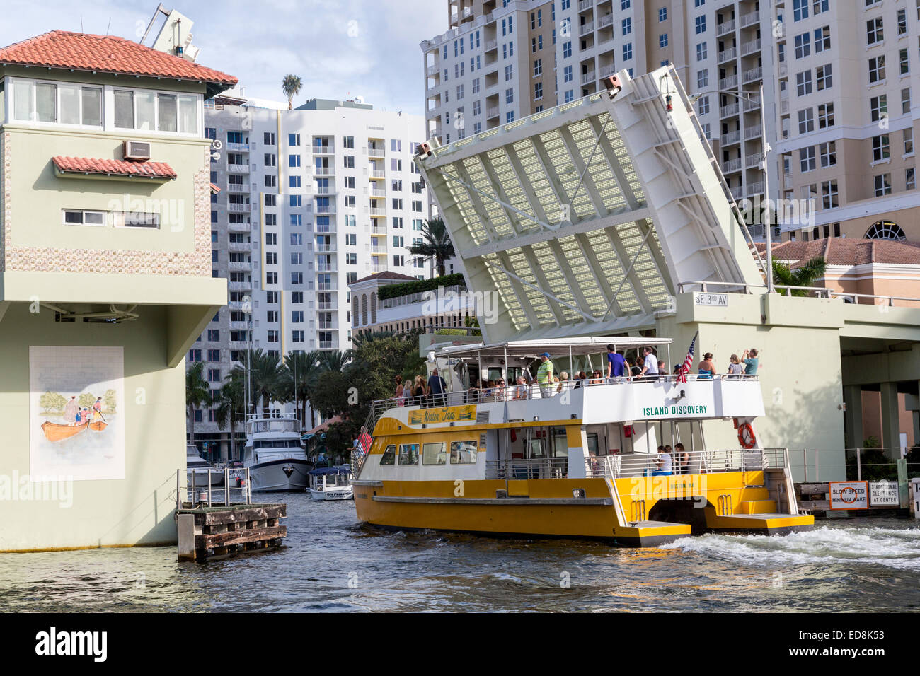 Ft. Lauderdale, Florida.  Doppeldecker-Wassertaxi Unterquerung der SE 3rd. Avenue Zugbrücke am New River. Stockfoto