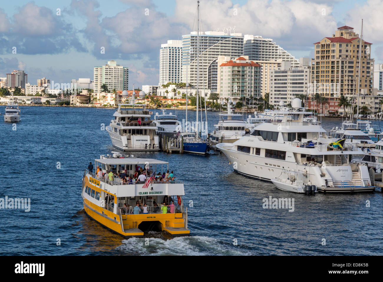 Ft. Lauderdale, Florida.  Doppeldecker-Wasser-Taxi in den Intracoastal Waterway.  W Hotel im Hintergrund. Stockfoto