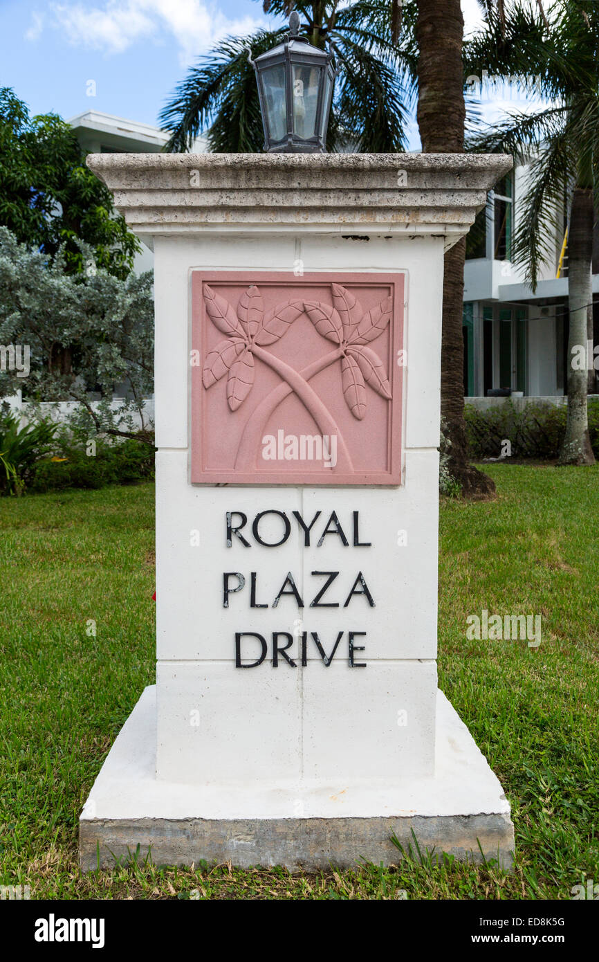 Ft. Lauderdale, Florida.  Gekreuzt Palmen.  Straße entlang East Las Olas Boulevard Royal Plaza Drive-Emblem. Stockfoto