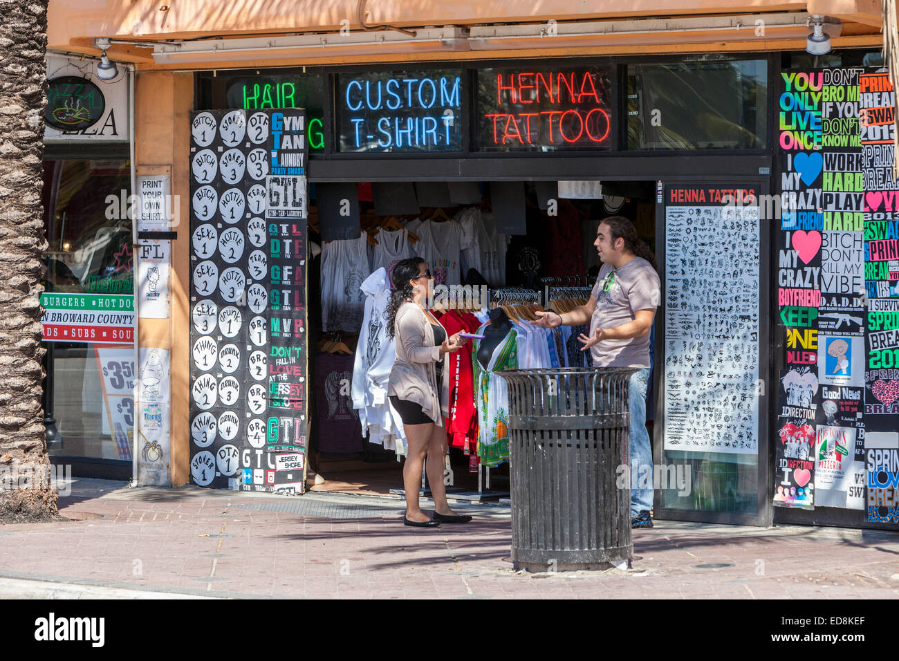 Ft. Lauderdale, Florida.  Frau Shopper Verhandlungen zu einem guten Preis. Stockfoto