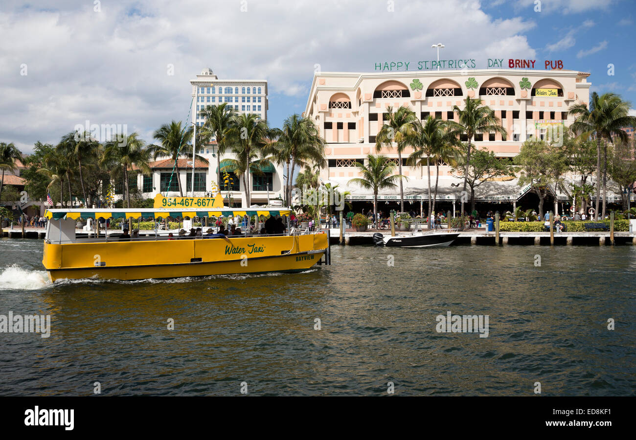 Ft. Lauderdale, Florida.  Wasser-Taxi vorbei am salzigen Riverfront Irish Pub und Restaurant, New River. Stockfoto