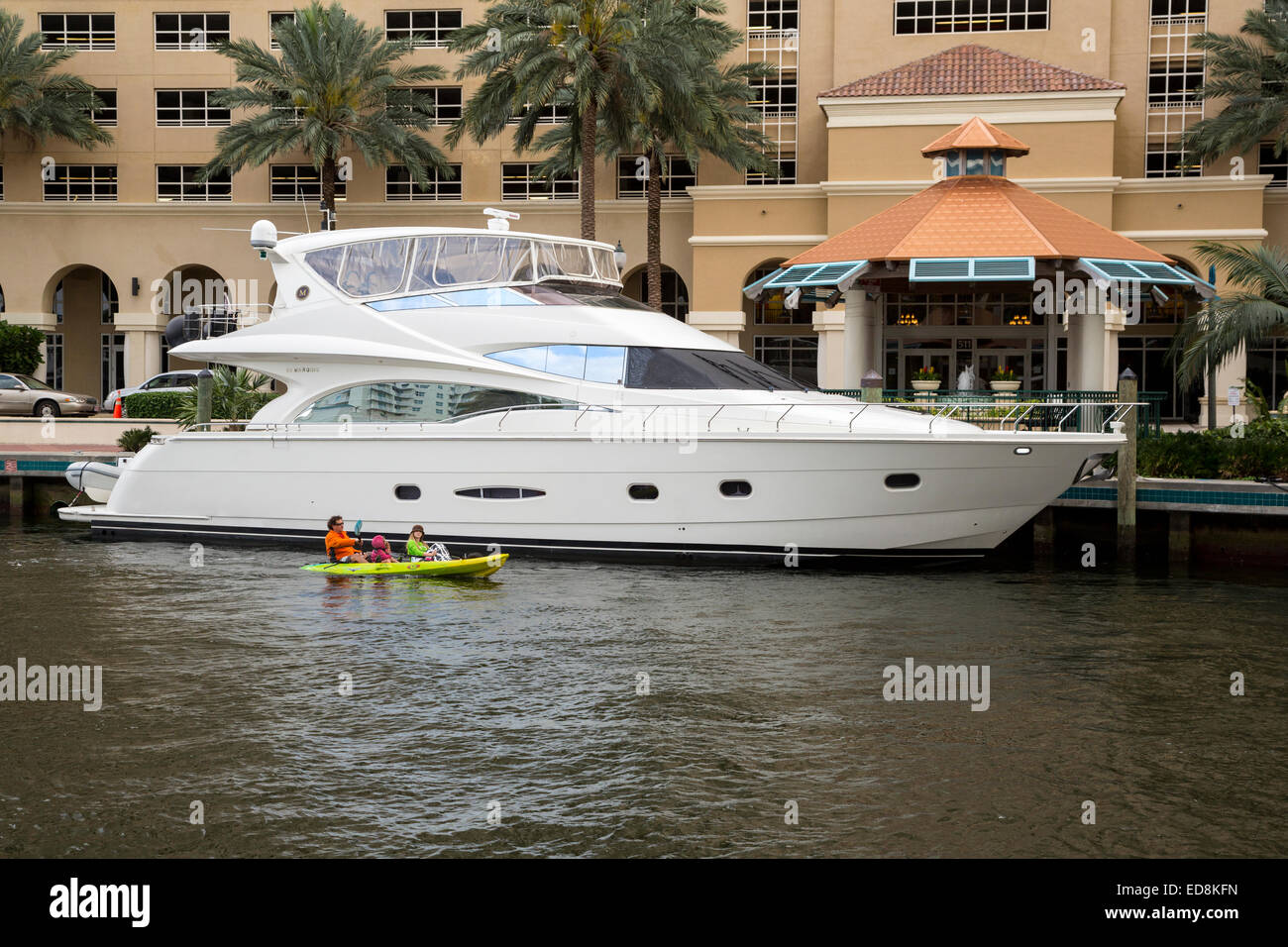 Ft. Lauderdale, Florida.  Boote am New River vor Nu River Landing Eigentumswohnung. Stockfoto