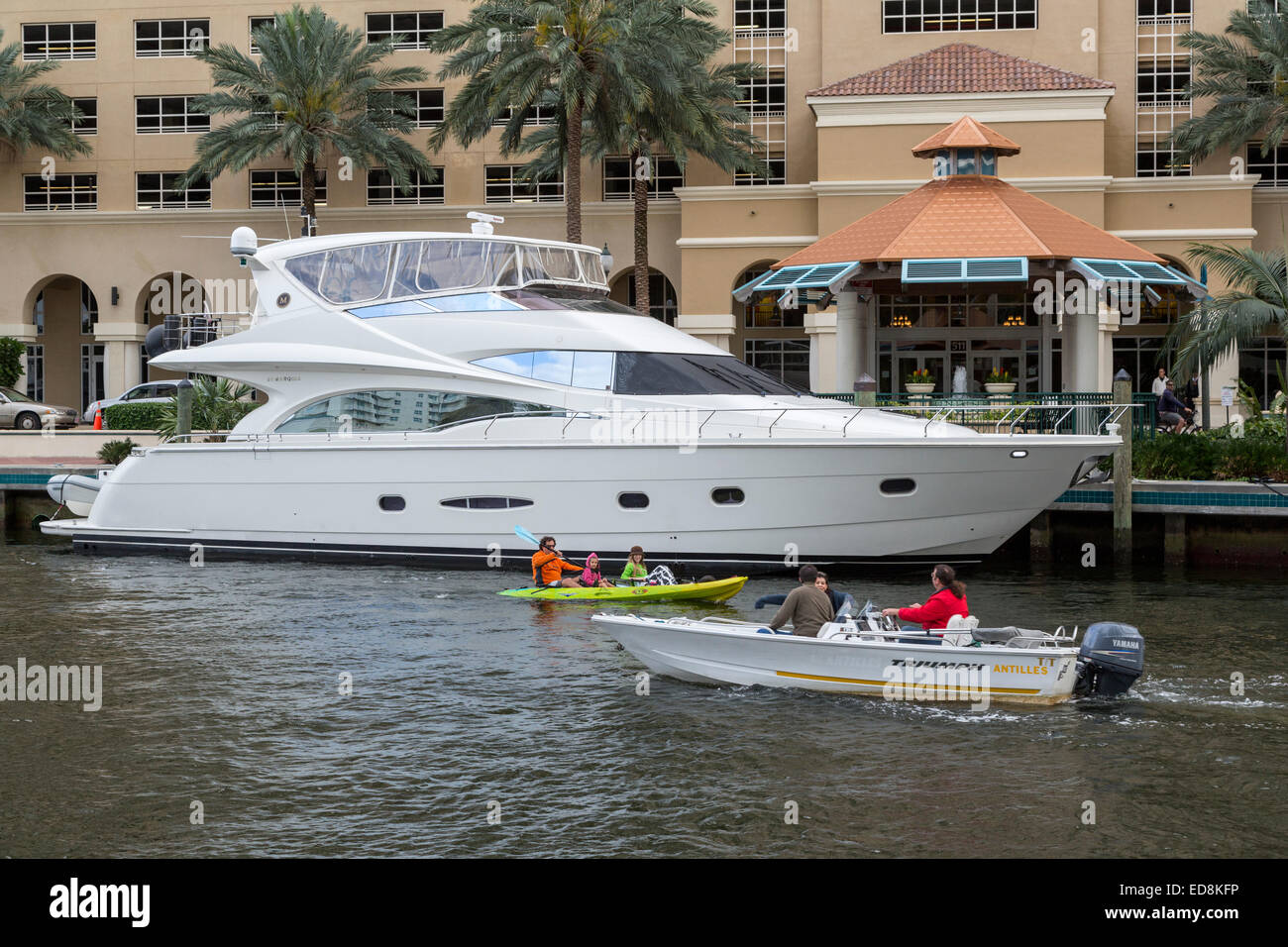 Ft. Lauderdale, Florida.  Boote am New River vor Nu River Landing Eigentumswohnung.  Gegenüberstellung von Lebensstilen--Kajak Stockfoto