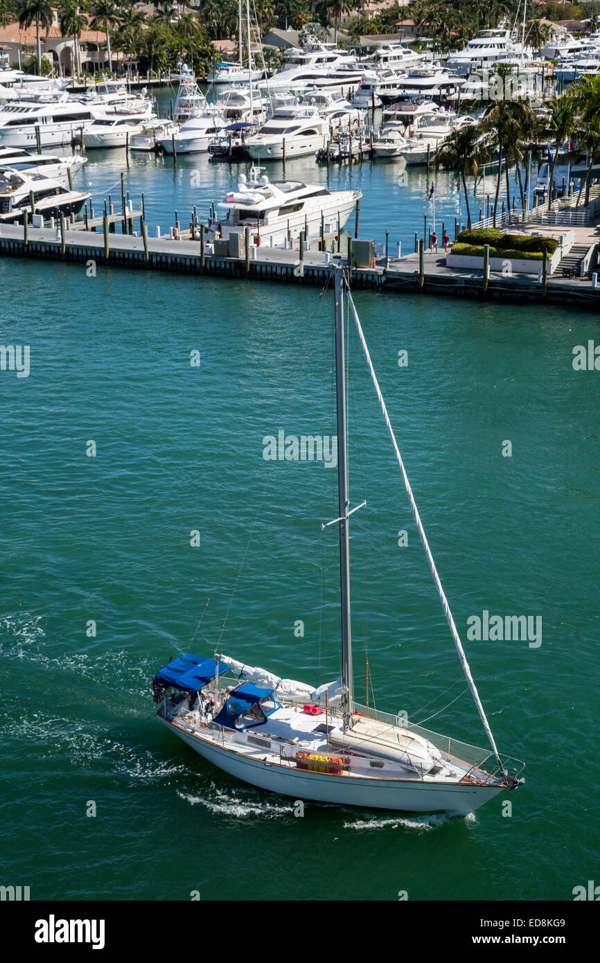 Ft. Lauderdale, Florida.  Segeln Sie Boot übergeben von der Hyatt-Marina auf den Intracoastal Waterway. Stockfoto