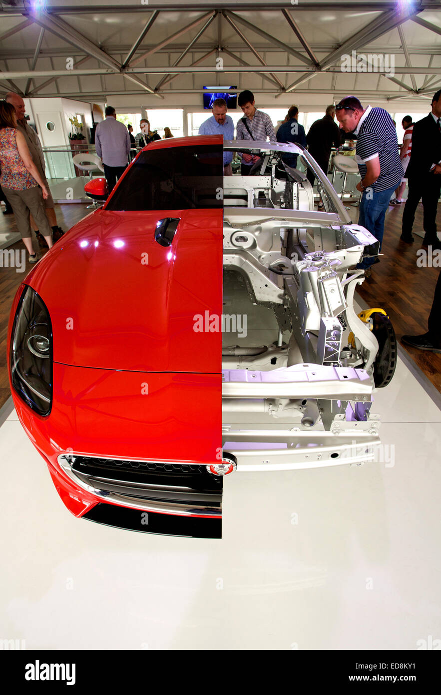 F-Type Jaguar mit abgeschnittenem Gehäuse, das das Aluminiumchassis zeigt, wird auf dem Festival of Speed, Goodwood, 2014, gezeigt Stockfoto