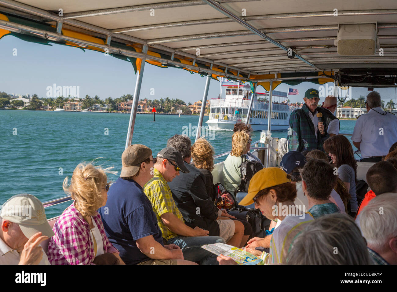 Ft. Lauderdale, Florida.  Wassertaxi und Passagiere treffen die Carrie B auf den Intracoastal Waterway. Stockfoto