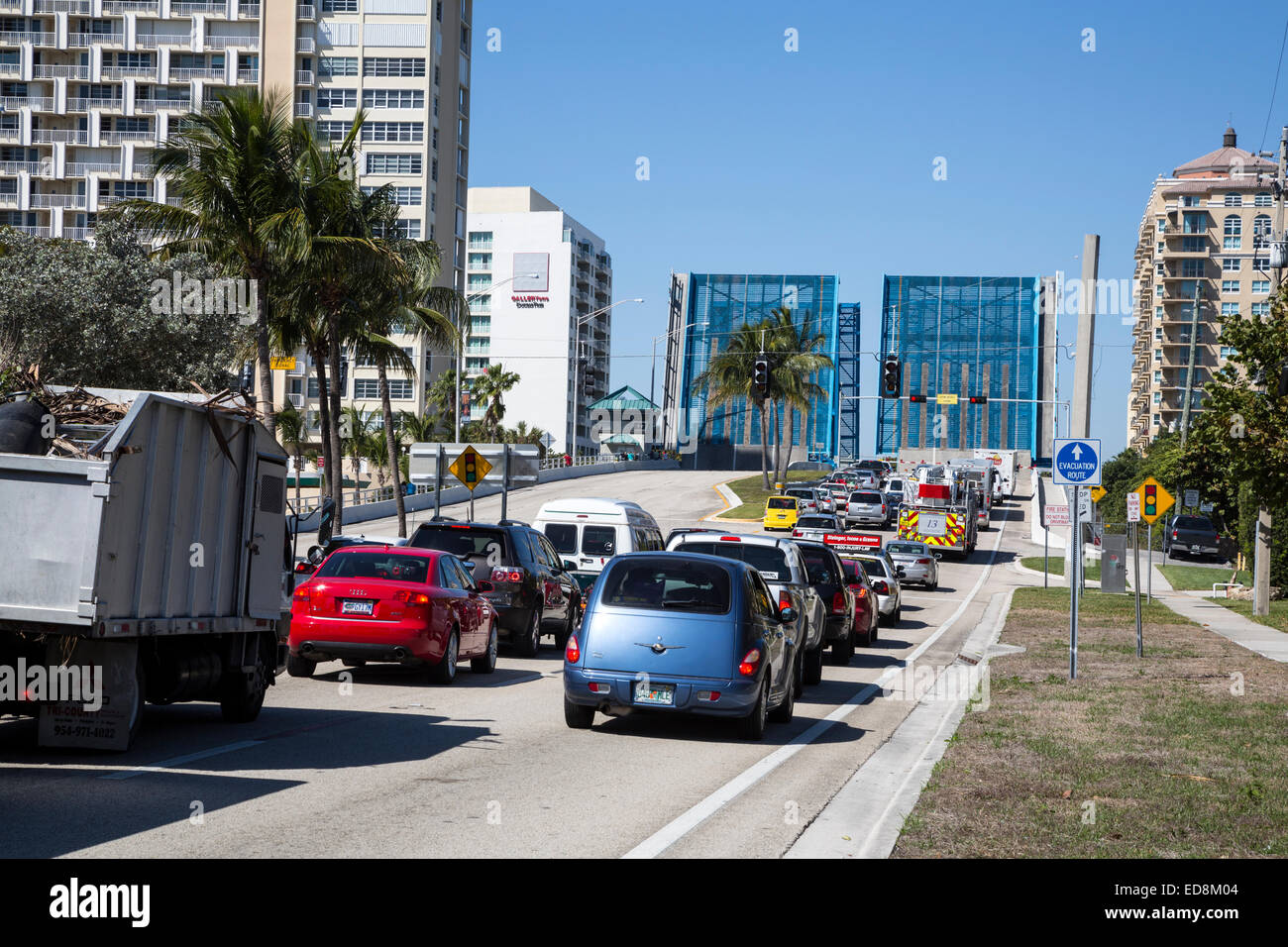 Ft. Lauderdale, Florida.  Verkehr wartet während East Sunrise Boulevard Zugbrücke ist bereit für ein Boot vorbeifahren. Stockfoto