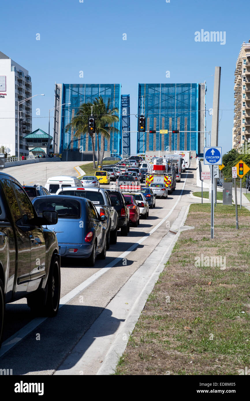 Ft. Lauderdale, Florida.  Verkehr wartet während East Sunrise Boulevard Zugbrücke ist bereit für ein Boot vorbeifahren. Stockfoto