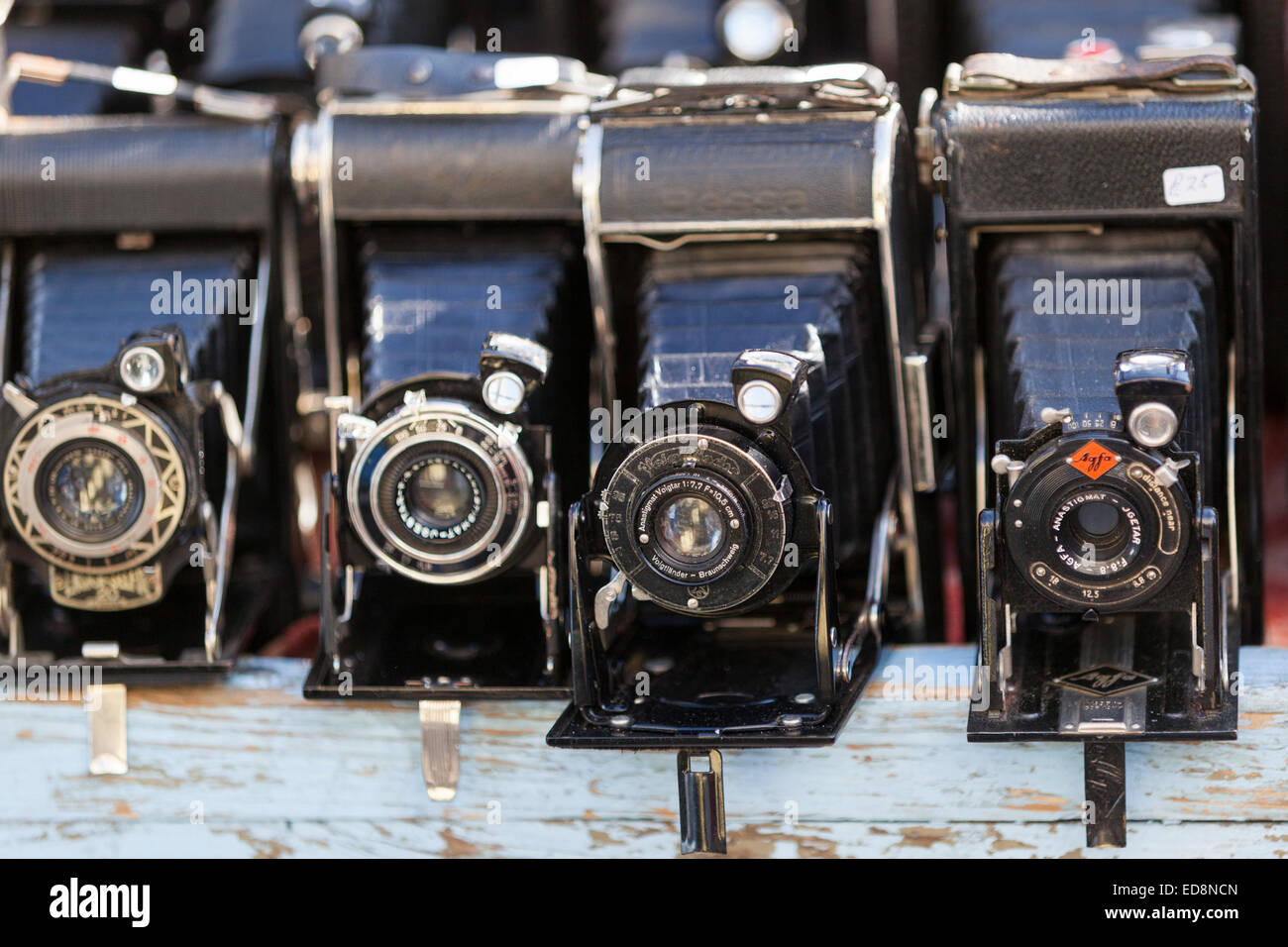 Altmodische Filmkameras mit Blasebalg zum Verkauf an Portobello Antiquitätenmarkt, Portobello Road, London Stockfoto