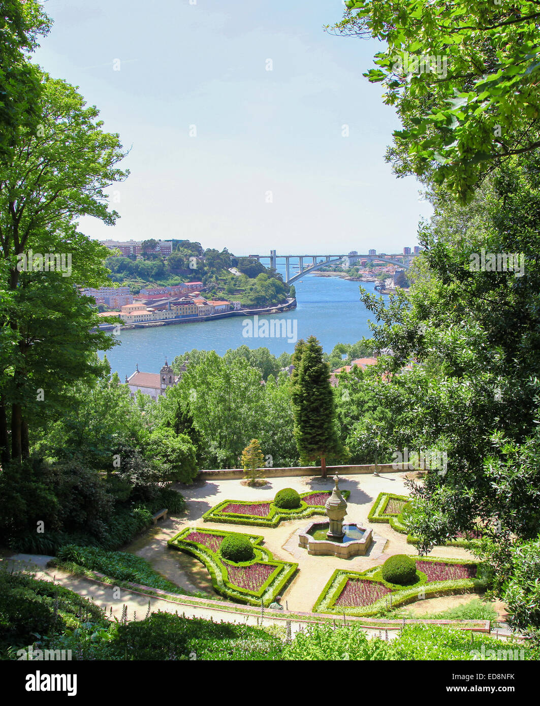 Blick auf das Zentrum von Porto vom Fluss Douro in Portugal. Stockfoto