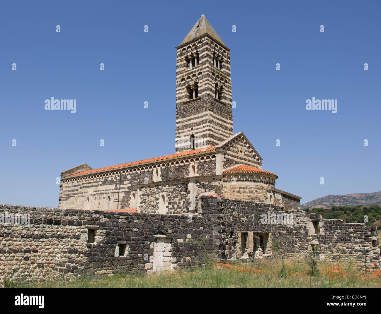 Die Basilika der Heiligen Dreifaltigkeit Saccargia ist eine romanische Kirche befindet sich in der Gemeinde der sardischen in der pr Stockfoto