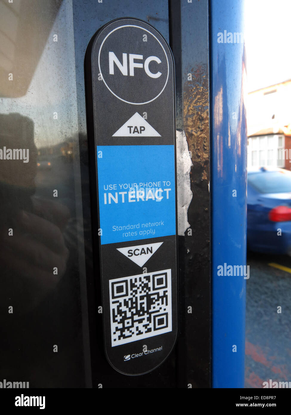 NFC Near Field Communication Link auf Clear Channel Bus Shelter n. Chr. Grappenhall, Warrington, Cheshire, England, UK Stockfoto