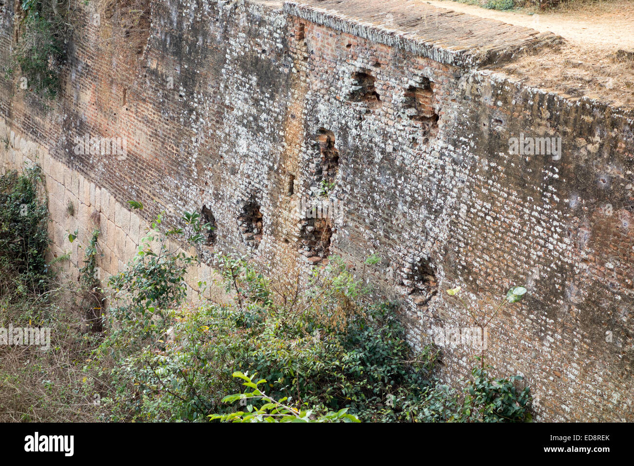 Wände des Srirangapatna, Karnataka, Indien. Marken der britischen Kanonenkugeln aus dem Jahr 1799 ersichtlich. Website der Sultan Tipu Tod Stockfoto