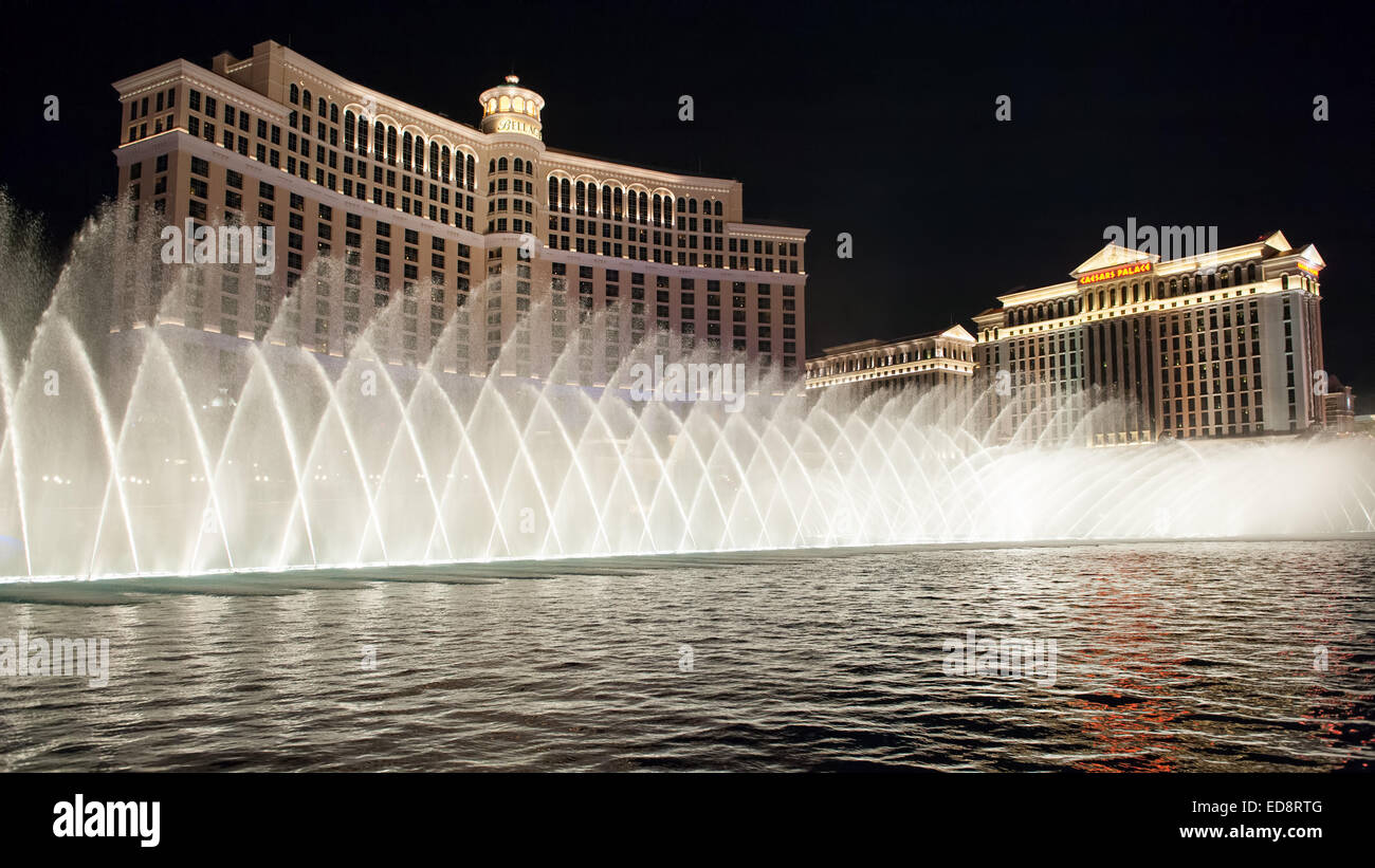 Brunnen von Bellagio in Las Vegas bei Nacht. Springbrunnen des Bellagio, das in mehreren Filmen zu sehen haben. Stockfoto