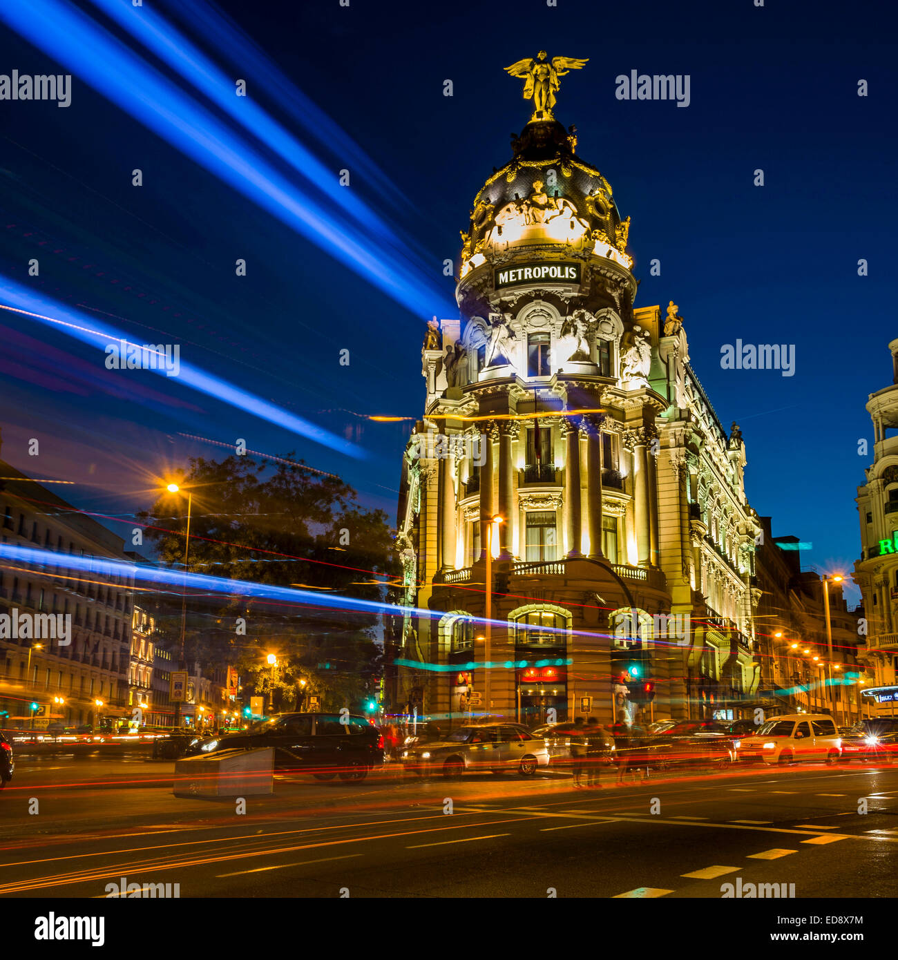 Dynamische Nachtaufnahme von der gehobenen belebten Einkaufsstraße von Gran Vía, befindet sich in Madrid, Spanien. Stockfoto